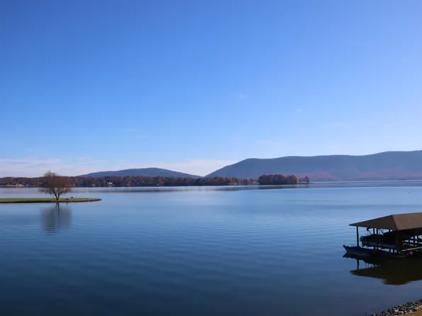 54 Peninsula Point Dr, Moneta, VA 24121