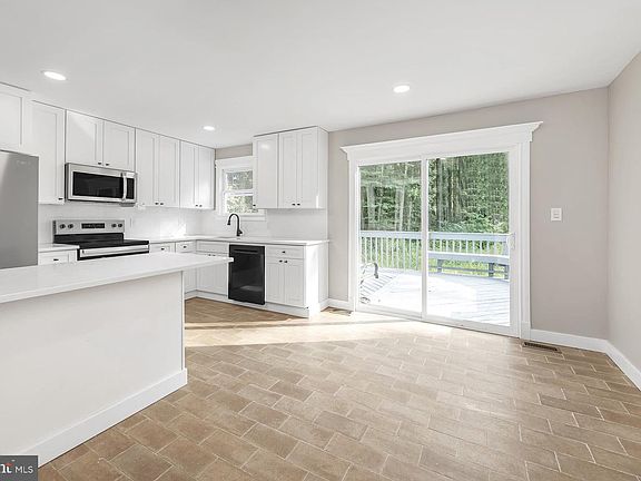 5th image of 399 Pierson Rd