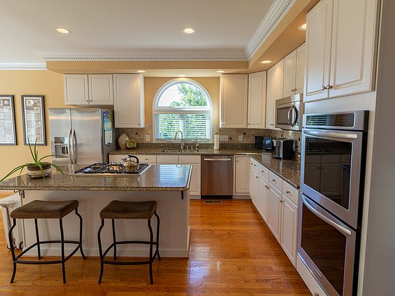 Kitchen w/ island cooktop