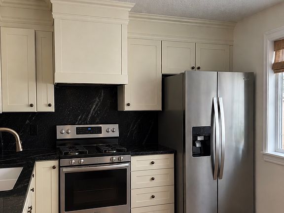 3rd image of 1093 S Eastgate Dr