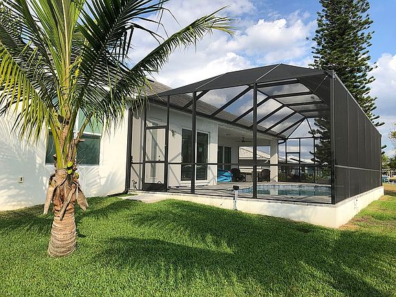 5th image of 379 Capri Isles Ct