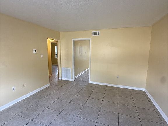 3rd image of 122 Woodhouse Ln APT A