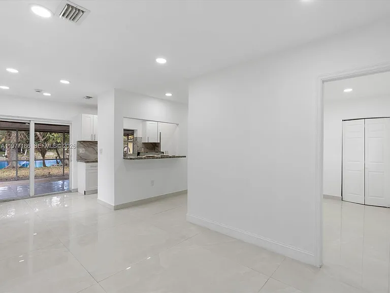 4331 SW 31st Dr — Photo 10