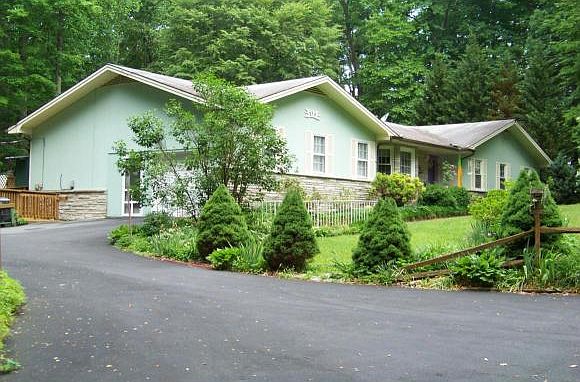 1st image of 215 W Hillcrest Dr