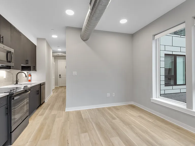 102 W Berks St — Photo 21
