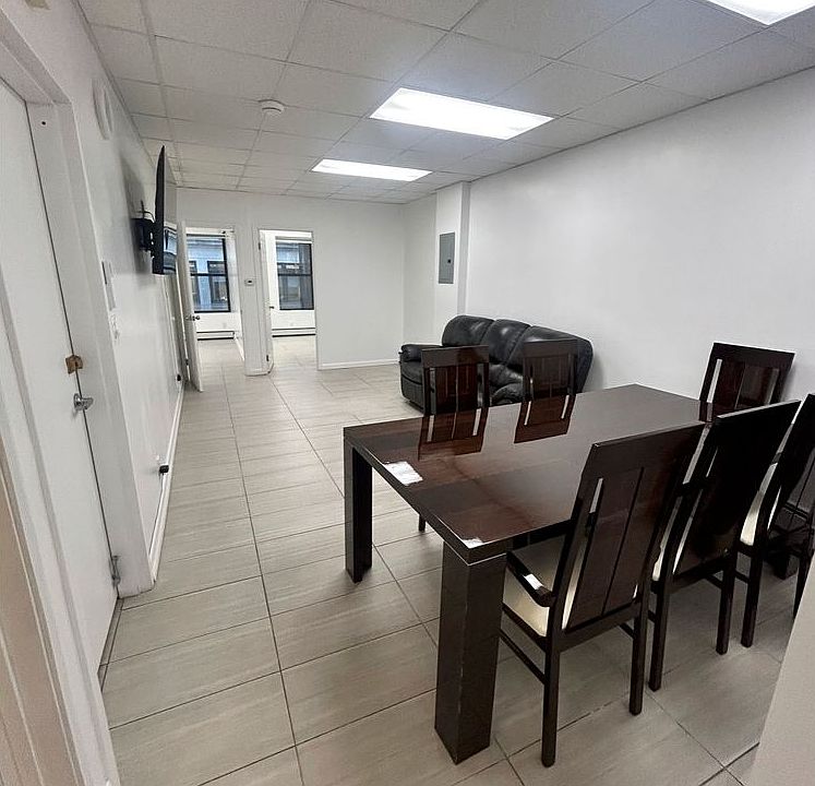 1st image of 47 W 37th St Floor 4