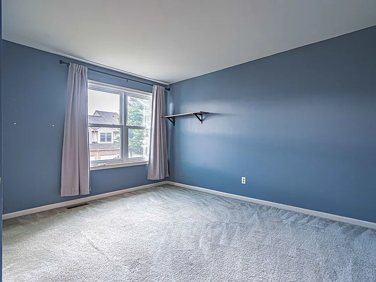 323 Surrey Pl — Photo 32