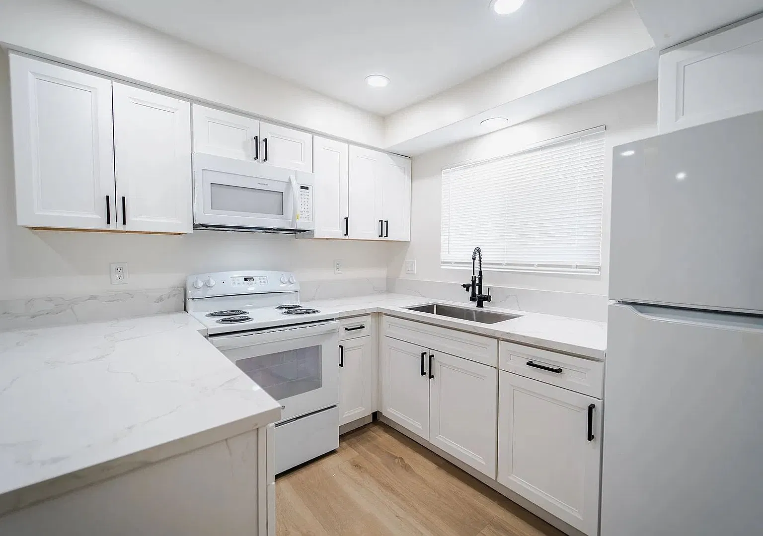 Charming 1-Bedroom Apartment with Assigned Parking — Photo 1
