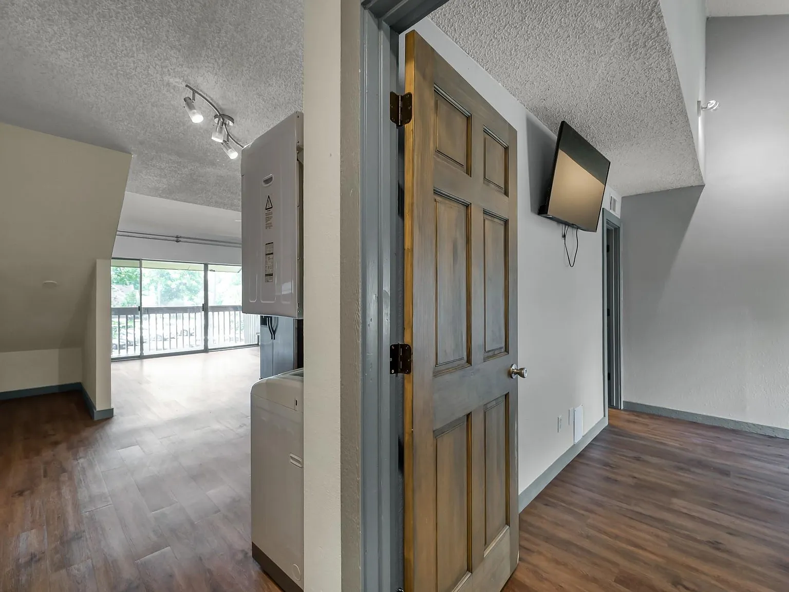 2 bed, 2.0 bath, 896 sqft, $1,300 — Photo 2