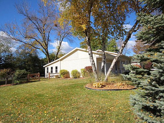 3rd image of 13797 Fairlawn Ave