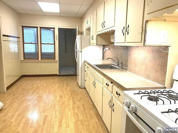 3rd image of 112 Stuyvesant Ave #U