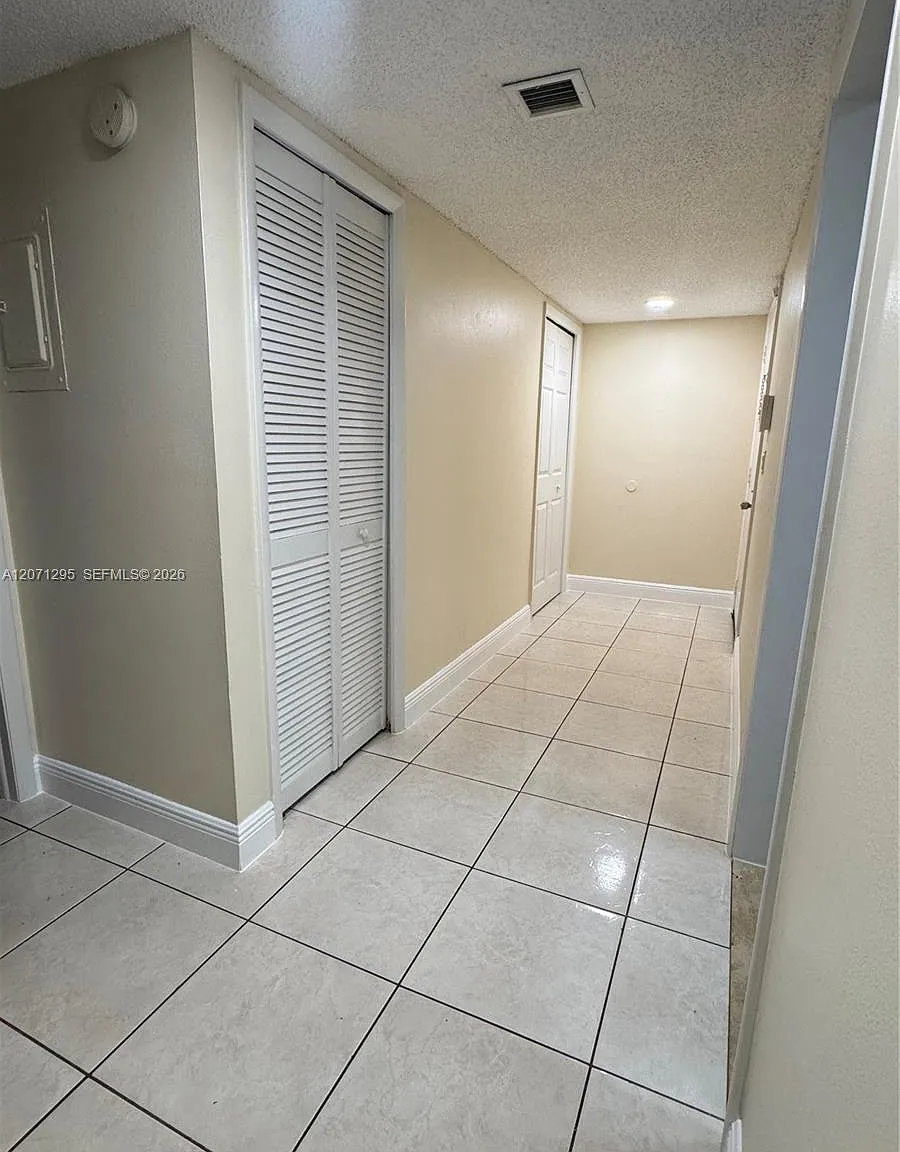Racquet Club Apartments A — Photo 3
