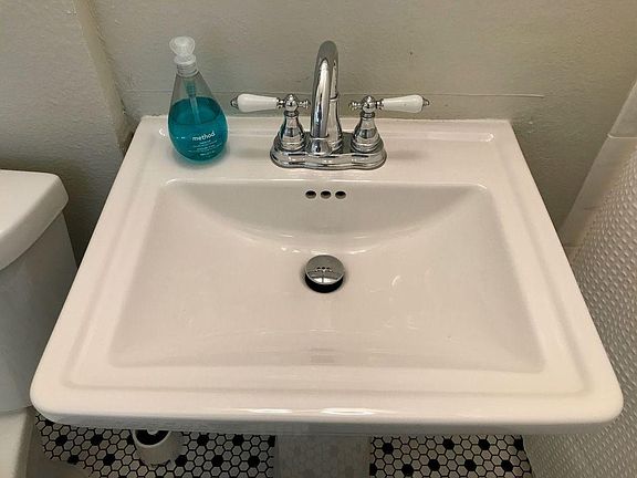 5th image of 203 W Magnolia Ave