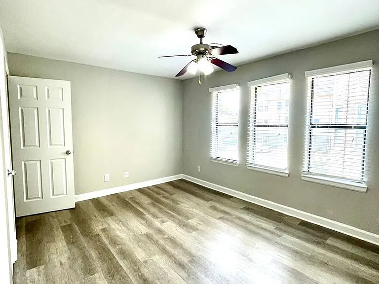 415 W 10th St — Photo 17