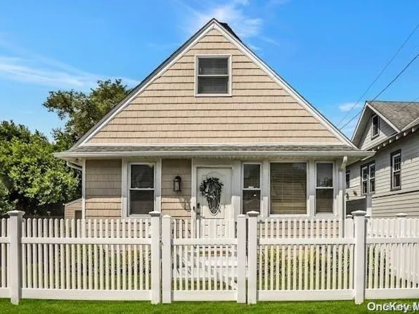 18 Auburn Avenue, Bay Shore, NY 11706