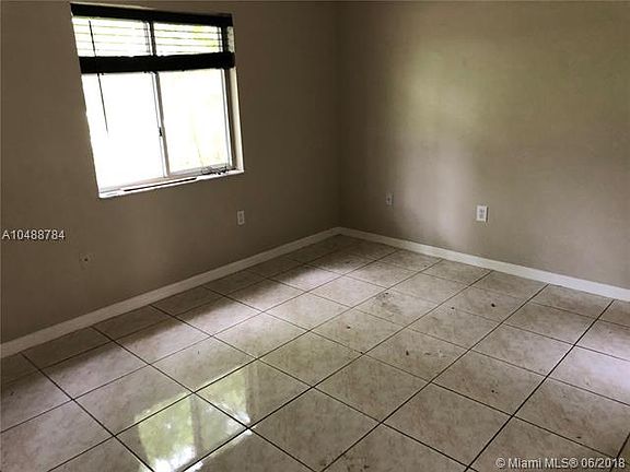 5th image of 925 SW 8th Pl