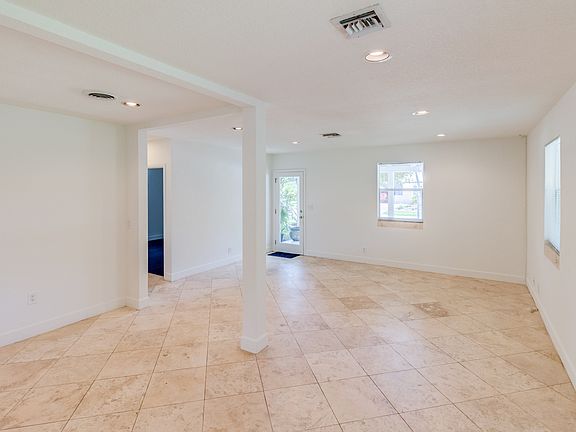 3rd image of 829 SW 18th Ct