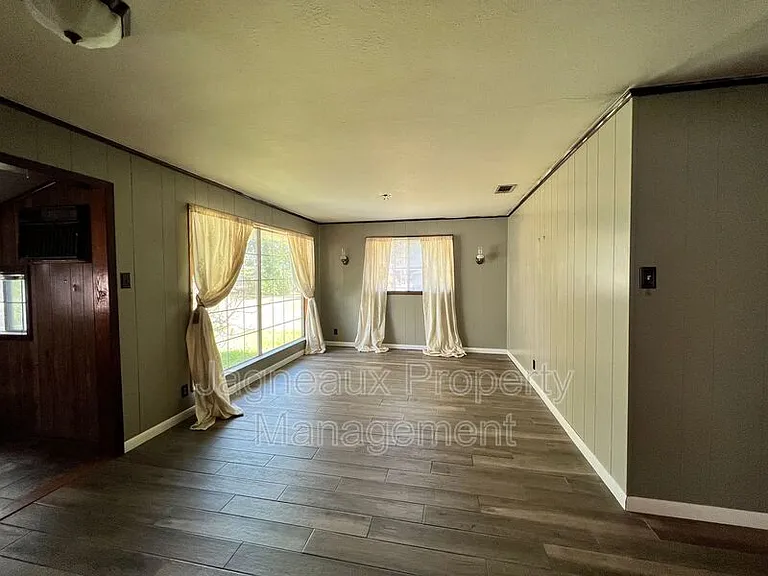 1505 Meadow Dr — Photo 9