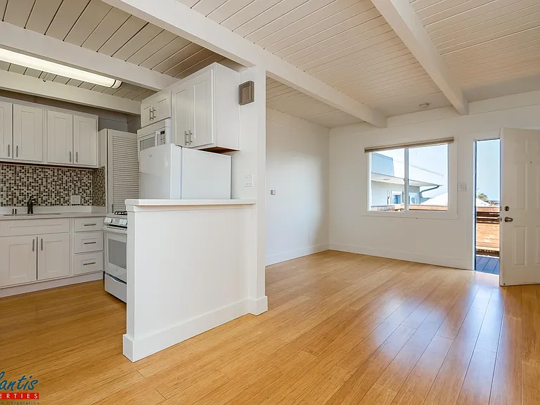 601 Middle Rd #8 — Photo 3