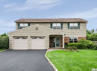 1 Toni Ann Cir, Plainview, NY 11803
