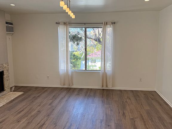 2nd image of 921 Granville Ave #9