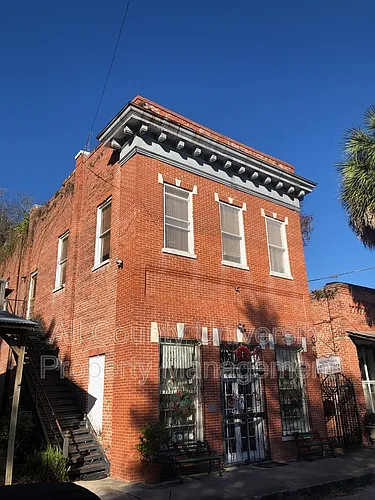 112 NE 1st St Photo 1