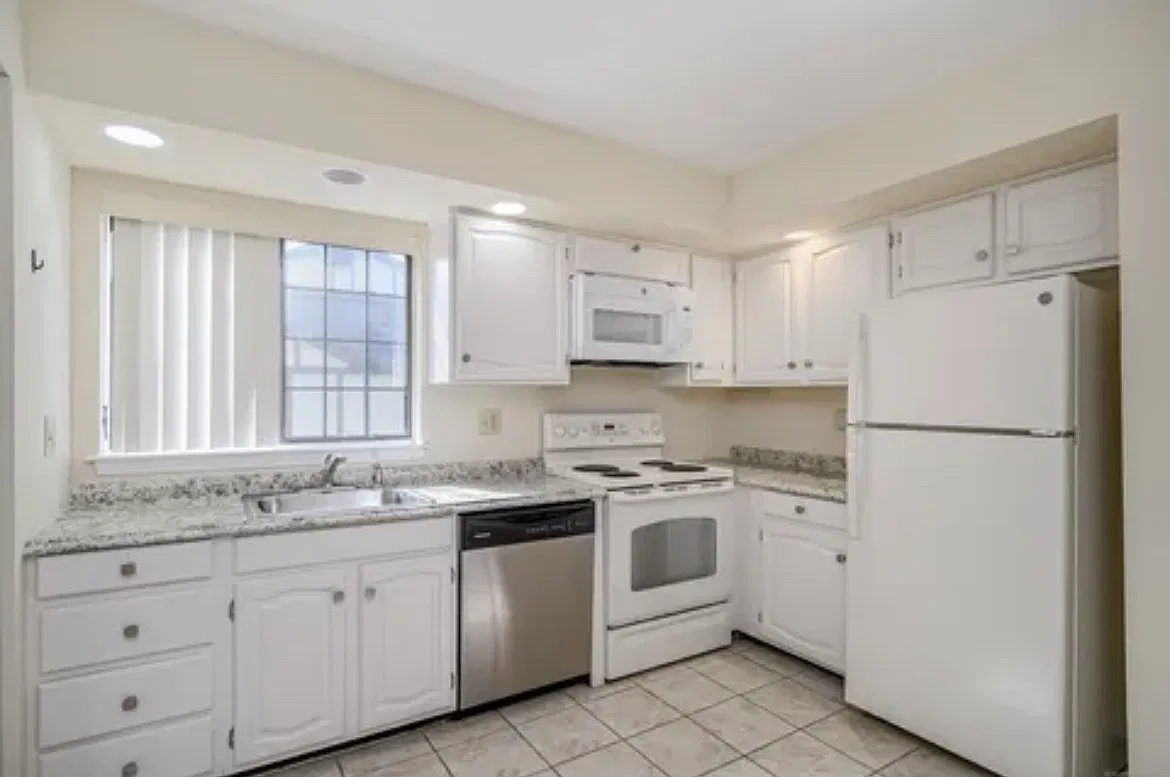 2 bed, 1092 sqft, $2,700 — Photo 2