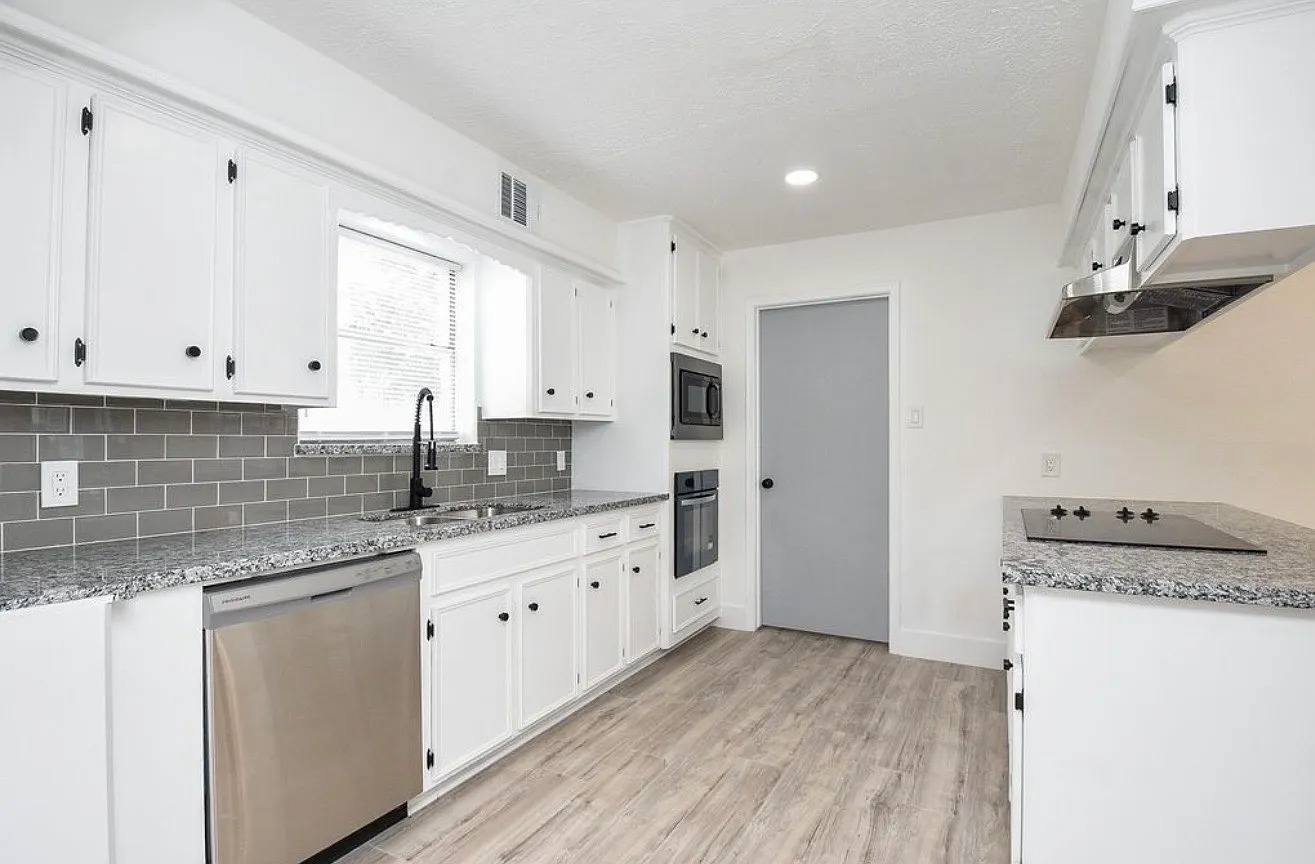4 bed, 2.5 bath, 2446 sqft, $2,400 — Photo 2