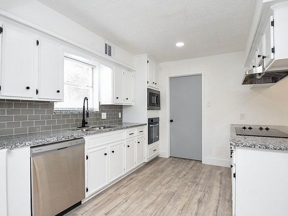2nd image of 15814 Winding Moss Dr