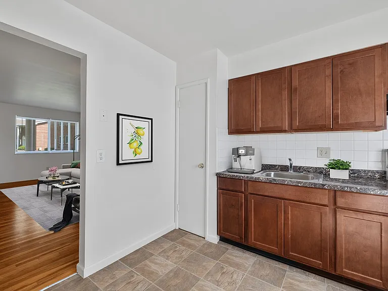 Charbonier Apartments — Photo 8
