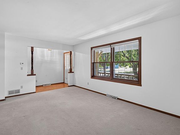 5th image of W71N1044 Hampton AVENUE