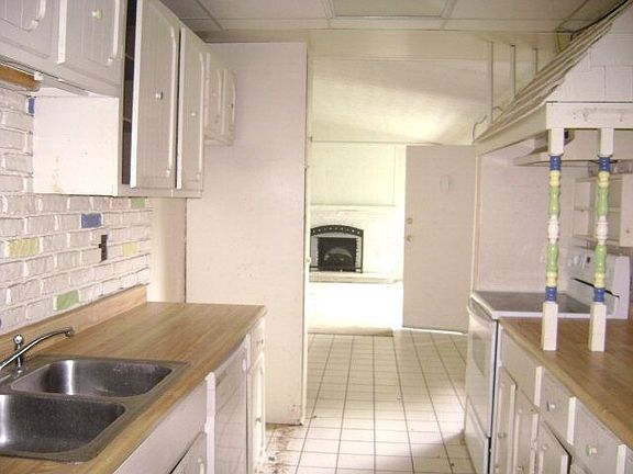 4th image of 158 Matthew Cir