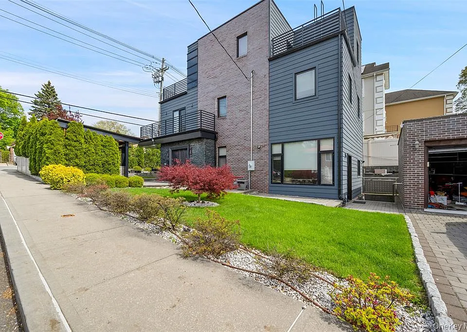 49-02 Marathon Pkwy