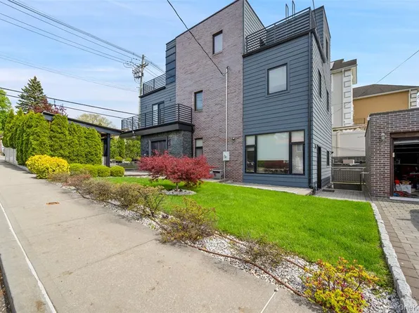 49-02 Marathon Pkwy, Little Neck, NY 11362