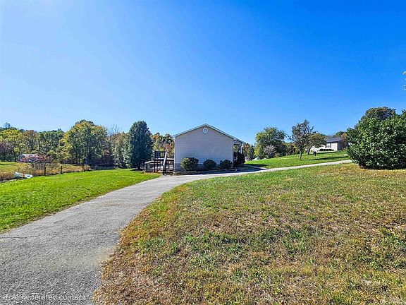 3rd image of 221 Matilda Ln