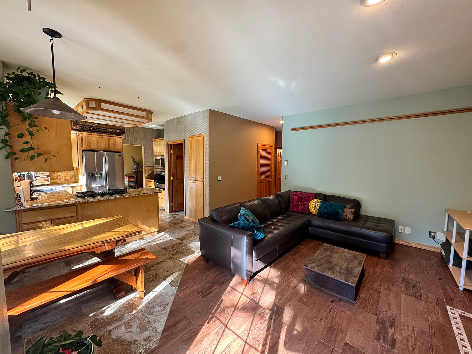 4 bed, 2.5 bath, 2083 sqft, $3,000 — Photo 2