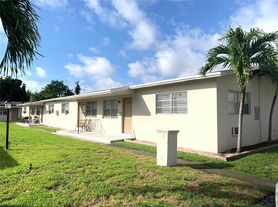 2220 Pierce St, Hollywood, FL