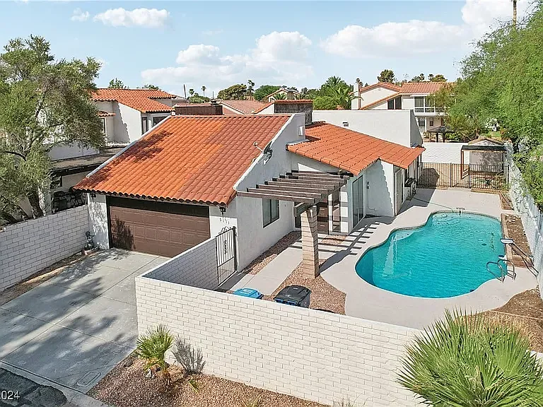 5111 Tennis Court St W