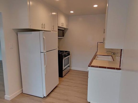 3rd image of 4255 Menlo Ave #4255