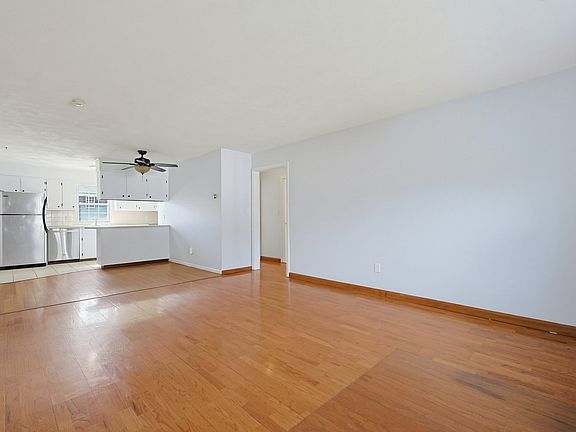 3rd image of 130 Parker St APT L4