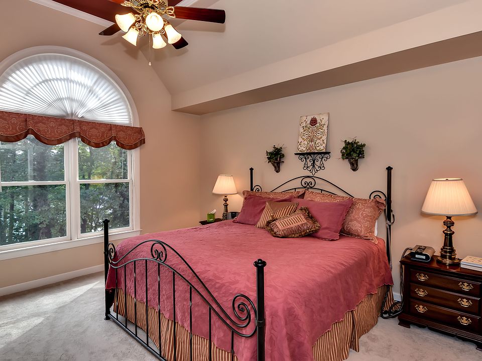 1st image of 121 Ivy Hollow Ln