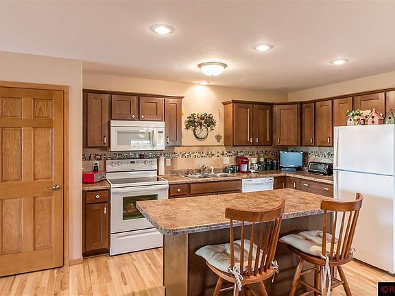 4th image of 100 Doral Dr