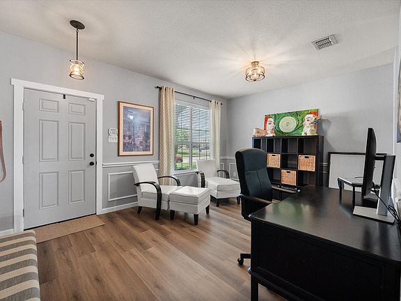 4th image of 710 Fannin Ln