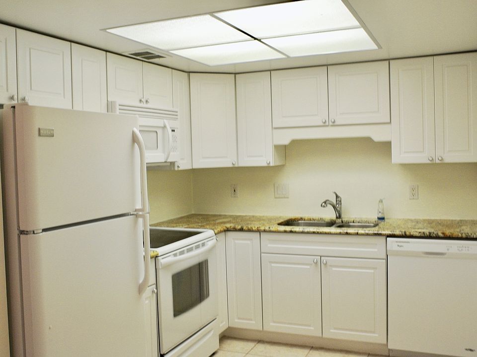 1st image of 7801 Ridgewood Ave APT 19