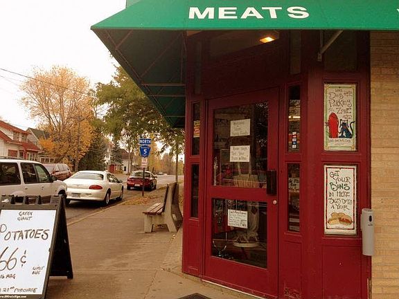 Within walking distance to the market!