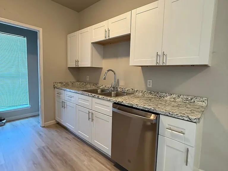 129-131 Collett Ct — Photo 16