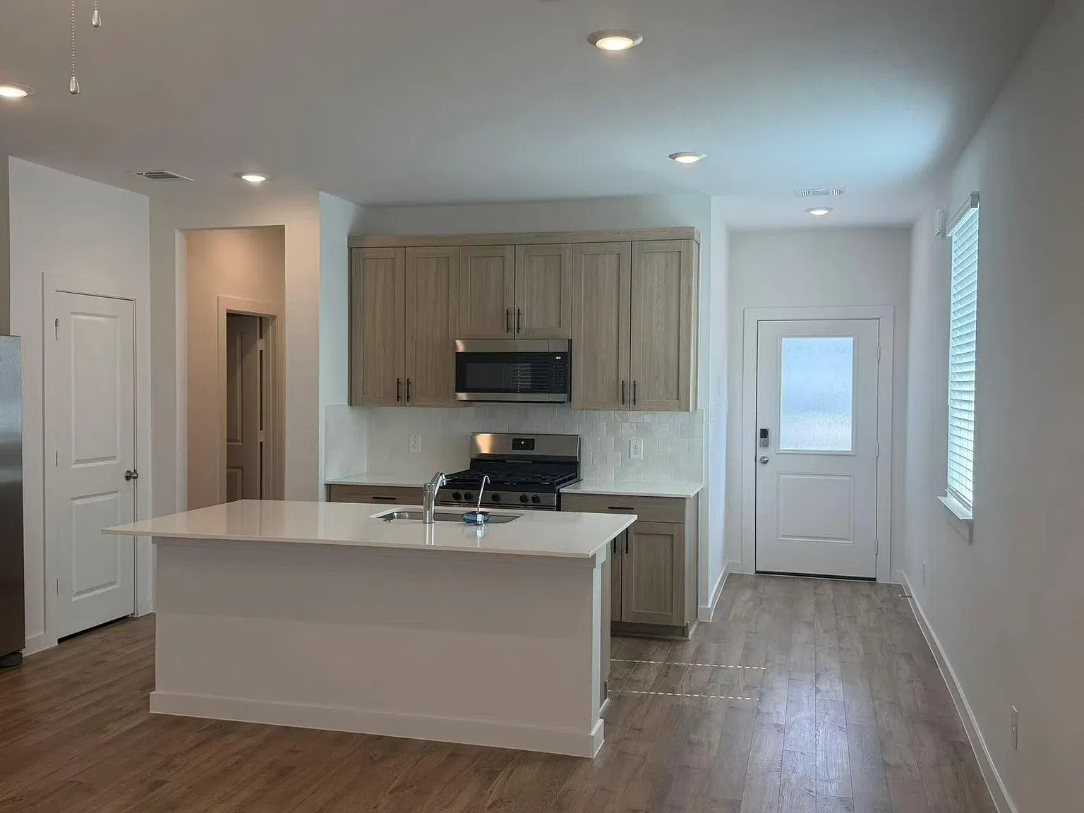 3 bed, 2.5 bath, 1587 sqft, $2,300 — Photo 3