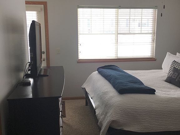 Master Bedroom (King Bed)