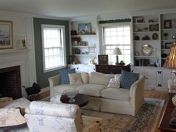 Living room with custom built-ins and dental molding