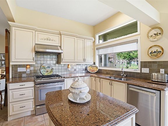 4th image of 817 Lakes Blvd